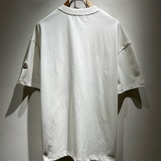 Moncler蒙家 2026春夏男女同款👫情侣款最新的贸易订单短袖T恤,全品相!!网红款!采用logo图案印花设计!上身 Moncler蒙家 2026春夏男女同款👫情侣款最新的贸易订单短袖T恤,全品相!!网红款!采用logo图案印花设计!上身