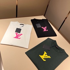 LouisVuitt*路易*登 2026春夏全新系列单品上线,非常时髦前卫的一款男女同款短袖T恤,标识logo图案压胶修 LouisVuitt*路易*登 2026春夏全新系列单品上线,非常时髦前卫的一款男女同款短袖T恤,标识logo图案压胶修