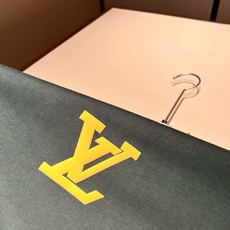 LouisVuitt*路易*登 2026春夏全新系列单品上线,非常时髦前卫的一款男女同款短袖T恤,标识logo图案压胶修 LouisVuitt*路易*登 2026春夏全新系列单品上线,非常时髦前卫的一款男女同款短袖T恤,标识logo图案压胶修
