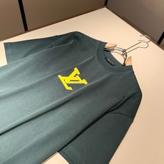 LouisVuitt*路易*登 2026春夏全新系列单品上线,非常时髦前卫的一款男女同款短袖T恤,标识logo图案压胶修 LouisVuitt*路易*登 2026春夏全新系列单品上线,非常时髦前卫的一款男女同款短袖T恤,标识logo图案压胶修