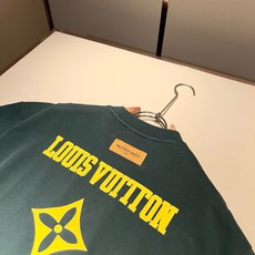 LouisVuitt*路易*登 2026春夏全新系列单品上线,非常时髦前卫的一款男女同款短袖T恤,标识logo图案压胶修 LouisVuitt*路易*登 2026春夏全新系列单品上线,非常时髦前卫的一款男女同款短袖T恤,标识logo图案压胶修