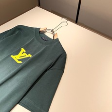 LouisVuitt*路易*登 2026春夏全新系列单品上线,非常时髦前卫的一款男女同款短袖T恤,标识logo图案压胶修 LouisVuitt*路易*登 2026春夏全新系列单品上线,非常时髦前卫的一款男女同款短袖T恤,标识logo图案压胶修