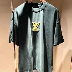 LouisVuitt*路易*登 2026春夏全新系列单品上线,非常时髦前卫的一款男女同款短袖T恤,标识logo图案压胶修 LouisVuitt*路易*登 2026春夏全新系列单品上线,非常时髦前卫的一款男女同款短袖T恤,标识logo图案压胶修