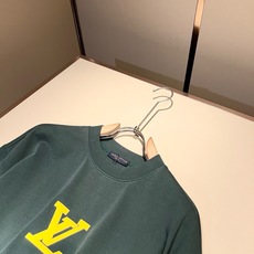 LouisVuitt*路易*登 2026春夏全新系列单品上线,非常时髦前卫的一款男女同款短袖T恤,标识logo图案压胶修 LouisVuitt*路易*登 2026春夏全新系列单品上线,非常时髦前卫的一款男女同款短袖T恤,标识logo图案压胶修