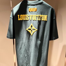LouisVuitt*路易*登 2026春夏全新系列单品上线,非常时髦前卫的一款男女同款短袖T恤,标识logo图案压胶修 LouisVuitt*路易*登 2026春夏全新系列单品上线,非常时髦前卫的一款男女同款短袖T恤,标识logo图案压胶修