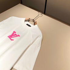 LouisVuitt*路易*登 2026春夏全新系列单品上线,非常时髦前卫的一款男女同款短袖T恤,标识logo图案压胶修 LouisVuitt*路易*登 2026春夏全新系列单品上线,非常时髦前卫的一款男女同款短袖T恤,标识logo图案压胶修