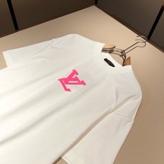 LouisVuitt*路易*登 2026春夏全新系列单品上线,非常时髦前卫的一款男女同款短袖T恤,标识logo图案压胶修 LouisVuitt*路易*登 2026春夏全新系列单品上线,非常时髦前卫的一款男女同款短袖T恤,标识logo图案压胶修