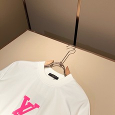 LouisVuitt*路易*登 2026春夏全新系列单品上线,非常时髦前卫的一款男女同款短袖T恤,标识logo图案压胶修 LouisVuitt*路易*登 2026春夏全新系列单品上线,非常时髦前卫的一款男女同款短袖T恤,标识logo图案压胶修