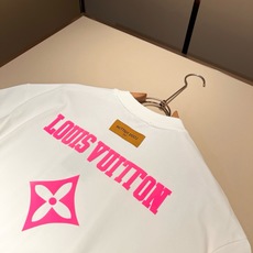 LouisVuitt*路易*登 2026春夏全新系列单品上线,非常时髦前卫的一款男女同款短袖T恤,标识logo图案压胶修 LouisVuitt*路易*登 2026春夏全新系列单品上线,非常时髦前卫的一款男女同款短袖T恤,标识logo图案压胶修