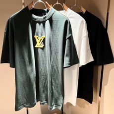 LouisVuitt*路易*登 2026春夏全新系列单品上线,非常时髦前卫的一款男女同款短袖T恤,标识logo图案压胶修 LouisVuitt*路易*登 2026春夏全新系列单品上线,非常时髦前卫的一款男女同款短袖T恤,标识logo图案压胶修