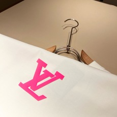LouisVuitt*路易*登 2026春夏全新系列单品上线,非常时髦前卫的一款男女同款短袖T恤,标识logo图案压胶修 LouisVuitt*路易*登 2026春夏全新系列单品上线,非常时髦前卫的一款男女同款短袖T恤,标识logo图案压胶修