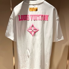 LouisVuitt*路易*登 2026春夏全新系列单品上线,非常时髦前卫的一款男女同款短袖T恤,标识logo图案压胶修 LouisVuitt*路易*登 2026春夏全新系列单品上线,非常时髦前卫的一款男女同款短袖T恤,标识logo图案压胶修