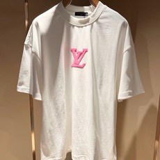 LouisVuitt*路易*登 2026春夏全新系列单品上线,非常时髦前卫的一款男女同款短袖T恤,标识logo图案压胶修 LouisVuitt*路易*登 2026春夏全新系列单品上线,非常时髦前卫的一款男女同款短袖T恤,标识logo图案压胶修