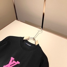 LouisVuitt*路易*登 2026春夏全新系列单品上线,非常时髦前卫的一款男女同款短袖T恤,标识logo图案压胶修 LouisVuitt*路易*登 2026春夏全新系列单品上线,非常时髦前卫的一款男女同款短袖T恤,标识logo图案压胶修