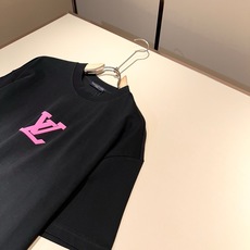 LouisVuitt*路易*登 2026春夏全新系列单品上线,非常时髦前卫的一款男女同款短袖T恤,标识logo图案压胶修 LouisVuitt*路易*登 2026春夏全新系列单品上线,非常时髦前卫的一款男女同款短袖T恤,标识logo图案压胶修