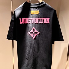 LouisVuitt*路易*登 2026春夏全新系列单品上线,非常时髦前卫的一款男女同款短袖T恤,标识logo图案压胶修 LouisVuitt*路易*登 2026春夏全新系列单品上线,非常时髦前卫的一款男女同款短袖T恤,标识logo图案压胶修