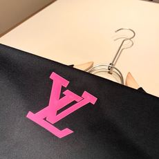LouisVuitt*路易*登 2026春夏全新系列单品上线,非常时髦前卫的一款男女同款短袖T恤,标识logo图案压胶修 LouisVuitt*路易*登 2026春夏全新系列单品上线,非常时髦前卫的一款男女同款短袖T恤,标识logo图案压胶修