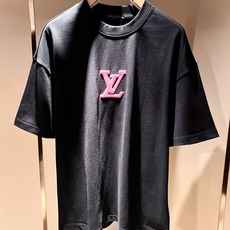 LouisVuitt*路易*登 2026春夏全新系列单品上线,非常时髦前卫的一款男女同款短袖T恤,标识logo图案压胶修 LouisVuitt*路易*登 2026春夏全新系列单品上线,非常时髦前卫的一款男女同款短袖T恤,标识logo图案压胶修