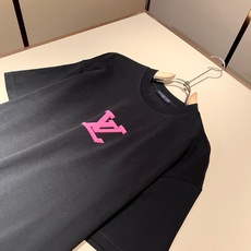 LouisVuitt*路易*登 2026春夏全新系列单品上线,非常时髦前卫的一款男女同款短袖T恤,标识logo图案压胶修 LouisVuitt*路易*登 2026春夏全新系列单品上线,非常时髦前卫的一款男女同款短袖T恤,标识logo图案压胶修