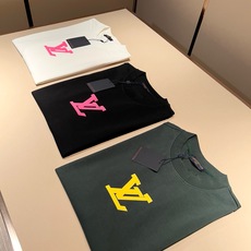 LouisVuitt*路易*登 2026春夏全新系列单品上线,非常时髦前卫的一款男女同款短袖T恤,标识logo图案压胶修 LouisVuitt*路易*登 2026春夏全新系列单品上线,非常时髦前卫的一款男女同款短袖T恤,标识logo图案压胶修