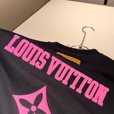 LouisVuitt*路易*登 2026春夏全新系列单品上线,非常时髦前卫的一款男女同款短袖T恤,标识logo图案压胶修 LouisVuitt*路易*登 2026春夏全新系列单品上线,非常时髦前卫的一款男女同款短袖T恤,标识logo图案压胶修
