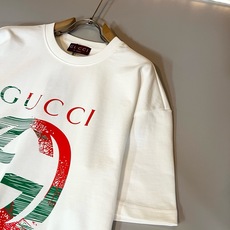 Gucc*古家 2026春夏新款男女同情侣款👫休闲宽松棉质圆领短袖T恤衫!贸易公司渠道稀出,同步官网发售 ! 春 Gucc*古家 2026春夏新款男女同情侣款👫休闲宽松棉质圆领短袖T恤衫!贸易公司渠道稀出,同步官网发售 ! 春