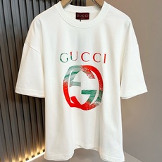 Gucc*古家 2026春夏新款男女同情侣款👫休闲宽松棉质圆领短袖T恤衫!贸易公司渠道稀出,同步官网发售 ! 春 Gucc*古家 2026春夏新款男女同情侣款👫休闲宽松棉质圆领短袖T恤衫!贸易公司渠道稀出,同步官网发售 ! 春