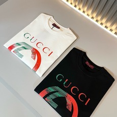 Gucc*古家 2026春夏新款男女同情侣款👫休闲宽松棉质圆领短袖T恤衫!贸易公司渠道稀出,同步官网发售 ! 春 Gucc*古家 2026春夏新款男女同情侣款👫休闲宽松棉质圆领短袖T恤衫!贸易公司渠道稀出,同步官网发售 ! 春