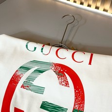 Gucc*古家 2026春夏新款男女同情侣款👫休闲宽松棉质圆领短袖T恤衫!贸易公司渠道稀出,同步官网发售 ! 春 Gucc*古家 2026春夏新款男女同情侣款👫休闲宽松棉质圆领短袖T恤衫!贸易公司渠道稀出,同步官网发售 ! 春