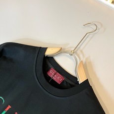 Gucc*古家 2026春夏新款男女同情侣款👫休闲宽松棉质圆领短袖T恤衫!贸易公司渠道稀出,同步官网发售 ! 春 Gucc*古家 2026春夏新款男女同情侣款👫休闲宽松棉质圆领短袖T恤衫!贸易公司渠道稀出,同步官网发售 ! 春