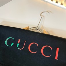 Gucc*古家 2026春夏新款男女同情侣款👫休闲宽松棉质圆领短袖T恤衫!贸易公司渠道稀出,同步官网发售 ! 春 Gucc*古家 2026春夏新款男女同情侣款👫休闲宽松棉质圆领短袖T恤衫!贸易公司渠道稀出,同步官网发售 ! 春
