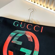 Gucc*古家 2026春夏新款男女同情侣款👫休闲宽松棉质圆领短袖T恤衫!贸易公司渠道稀出,同步官网发售 ! 春 Gucc*古家 2026春夏新款男女同情侣款👫休闲宽松棉质圆领短袖T恤衫!贸易公司渠道稀出,同步官网发售 ! 春
