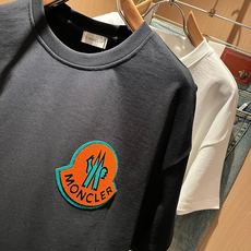 Moncler蒙家 2026春夏最新男女同款👫贸易订单短袖T恤,全品相!!网红款!采用logo图案植绒设计!上身舒适透气 Moncler蒙家 2026春夏最新男女同款👫贸易订单短袖T恤,全品相!!网红款!采用logo图案植绒设计!上身舒适透气