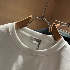 Moncler蒙家 2026春夏最新男女同款👫贸易订单短袖T恤,全品相!!网红款!采用logo图案植绒设计!上身舒适透气 Moncler蒙家 2026春夏最新男女同款👫贸易订单短袖T恤,全品相!!网红款!采用logo图案植绒设计!上身舒适透气