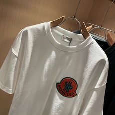 Moncler蒙家 2026春夏最新男女同款👫贸易订单短袖T恤,全品相!!网红款!采用logo图案植绒设计!上身舒适透气 Moncler蒙家 2026春夏最新男女同款👫贸易订单短袖T恤,全品相!!网红款!采用logo图案植绒设计!上身舒适透气