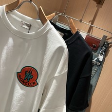 Moncler蒙家 2026春夏最新男女同款👫贸易订单短袖T恤,全品相!!网红款!采用logo图案植绒设计!上身舒适透气 Moncler蒙家 2026春夏最新男女同款👫贸易订单短袖T恤,全品相!!网红款!采用logo图案植绒设计!上身舒适透气