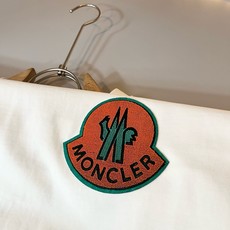 Moncler蒙家 2026春夏最新男女同款👫贸易订单短袖T恤,全品相!!网红款!采用logo图案植绒设计!上身舒适透气 Moncler蒙家 2026春夏最新男女同款👫贸易订单短袖T恤,全品相!!网红款!采用logo图案植绒设计!上身舒适透气