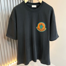 Moncler蒙家 2026春夏最新男女同款👫贸易订单短袖T恤,全品相!!网红款!采用logo图案植绒设计!上身舒适透气 Moncler蒙家 2026春夏最新男女同款👫贸易订单短袖T恤,全品相!!网红款!采用logo图案植绒设计!上身舒适透气