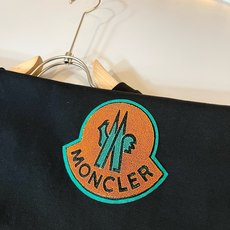 Moncler蒙家 2026春夏最新男女同款👫贸易订单短袖T恤,全品相!!网红款!采用logo图案植绒设计!上身舒适透气 Moncler蒙家 2026春夏最新男女同款👫贸易订单短袖T恤,全品相!!网红款!采用logo图案植绒设计!上身舒适透气