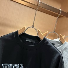 PRAD*A普*达2026春夏新款男女同款👫短袖T恤,最新款全网独家首上!!~既经典有时尚百搭,谁不爱啊,将经典再次展现 PRAD*A普*达2026春夏新款男女同款👫短袖T恤,最新款全网独家首上!!~既经典有时尚百搭,谁不爱啊,将经典再次展现