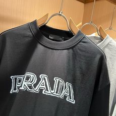 PRAD*A普*达2026春夏新款男女同款👫短袖T恤,最新款全网独家首上!!~既经典有时尚百搭,谁不爱啊,将经典再次展现 PRAD*A普*达2026春夏新款男女同款👫短袖T恤,最新款全网独家首上!!~既经典有时尚百搭,谁不爱啊,将经典再次展现