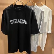 PRAD*A普*达2026春夏新款男女同款👫短袖T恤,最新款全网独家首上!!~既经典有时尚百搭,谁不爱啊,将经典再次展现 PRAD*A普*达2026春夏新款男女同款👫短袖T恤,最新款全网独家首上!!~既经典有时尚百搭,谁不爱啊,将经典再次展现