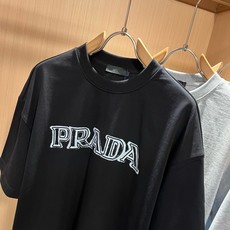 PRAD*A普*达2026春夏新款男女同款👫短袖T恤,最新款全网独家首上!!~既经典有时尚百搭,谁不爱啊,将经典再次展现 PRAD*A普*达2026春夏新款男女同款👫短袖T恤,最新款全网独家首上!!~既经典有时尚百搭,谁不爱啊,将经典再次展现