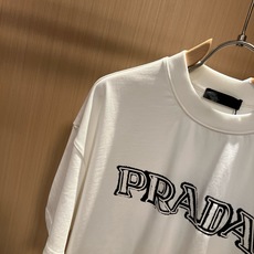 PRAD*A普*达2026春夏新款男女同款👫短袖T恤,最新款全网独家首上!!~既经典有时尚百搭,谁不爱啊,将经典再次展现 PRAD*A普*达2026春夏新款男女同款👫短袖T恤,最新款全网独家首上!!~既经典有时尚百搭,谁不爱啊,将经典再次展现