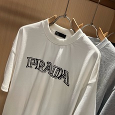 PRAD*A普*达2026春夏新款男女同款👫短袖T恤,最新款全网独家首上!!~既经典有时尚百搭,谁不爱啊,将经典再次展现 PRAD*A普*达2026春夏新款男女同款👫短袖T恤,最新款全网独家首上!!~既经典有时尚百搭,谁不爱啊,将经典再次展现