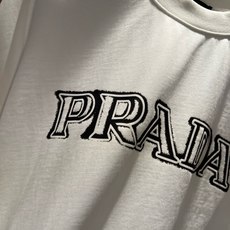 PRAD*A普*达2026春夏新款男女同款👫短袖T恤,最新款全网独家首上!!~既经典有时尚百搭,谁不爱啊,将经典再次展现 PRAD*A普*达2026春夏新款男女同款👫短袖T恤,最新款全网独家首上!!~既经典有时尚百搭,谁不爱啊,将经典再次展现