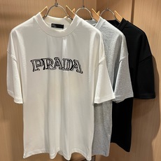 PRAD*A普*达2026春夏新款男女同款👫短袖T恤,最新款全网独家首上!!~既经典有时尚百搭,谁不爱啊,将经典再次展现 PRAD*A普*达2026春夏新款男女同款👫短袖T恤,最新款全网独家首上!!~既经典有时尚百搭,谁不爱啊,将经典再次展现