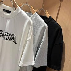 PRAD*A普*达2026春夏新款男女同款👫短袖T恤,最新款全网独家首上!!~既经典有时尚百搭,谁不爱啊,将经典再次展现 PRAD*A普*达2026春夏新款男女同款👫短袖T恤,最新款全网独家首上!!~既经典有时尚百搭,谁不爱啊,将经典再次展现