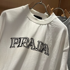 PRAD*A普*达2026春夏新款男女同款👫短袖T恤,最新款全网独家首上!!~既经典有时尚百搭,谁不爱啊,将经典再次展现 PRAD*A普*达2026春夏新款男女同款👫短袖T恤,最新款全网独家首上!!~既经典有时尚百搭,谁不爱啊,将经典再次展现