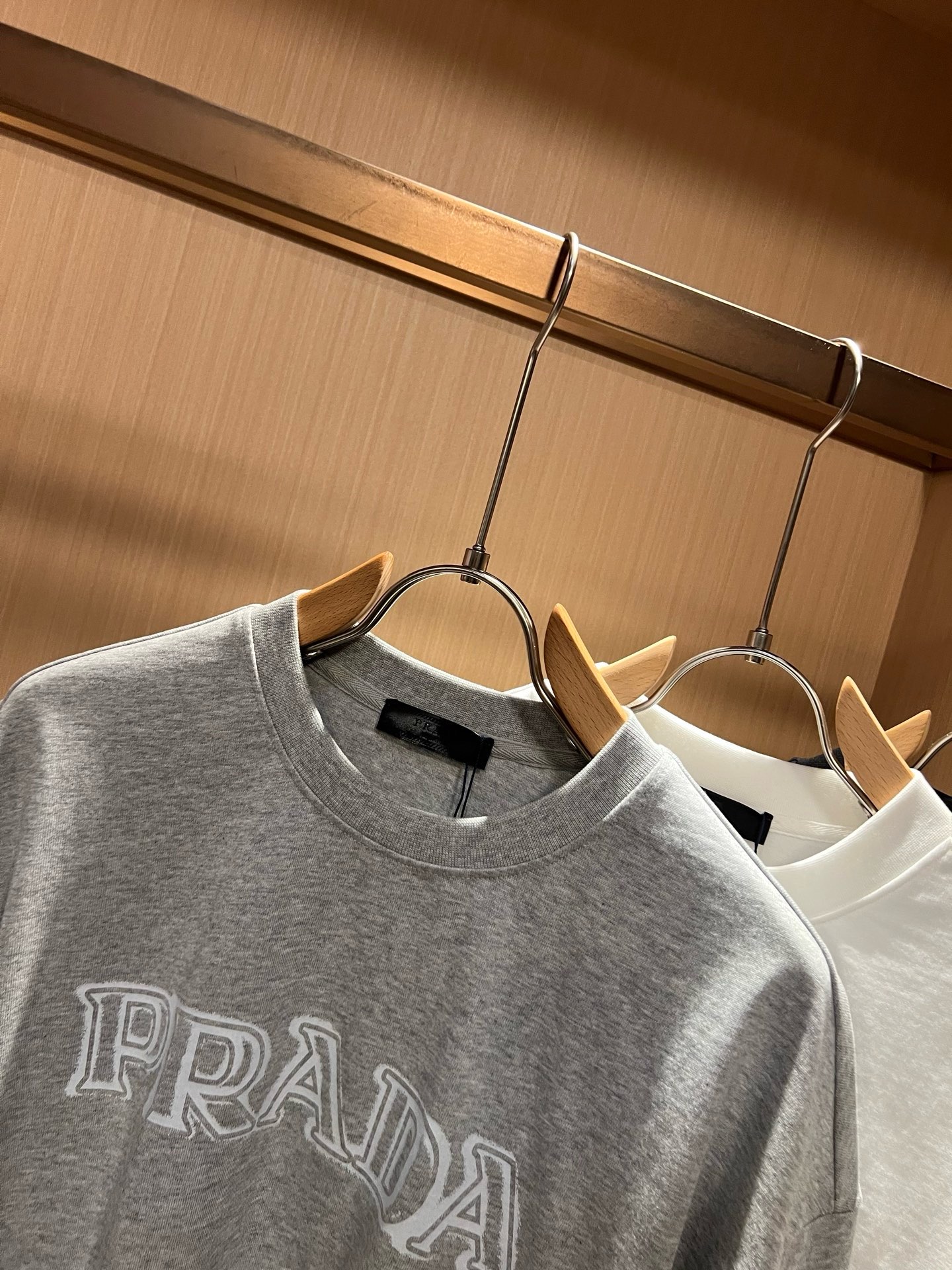 PRAD*A普*达2026春夏新款男女同款👫短袖T恤，最新款全网独家首上！！~既经典有时尚百搭，谁不爱啊，将经典再次展现